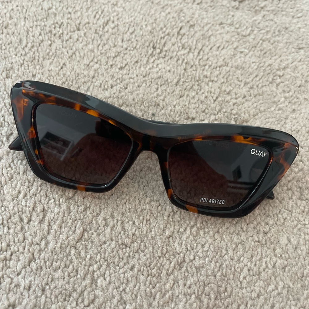 BRAND NEW QUAY ON THE RADIO SUNGLASSES - BROWN